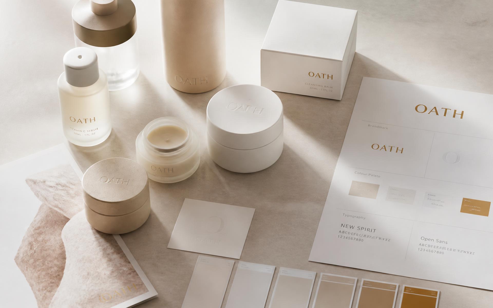 Designstudio-Tisch mit Kosmetikverpackungen, Flakons und Farbkarten